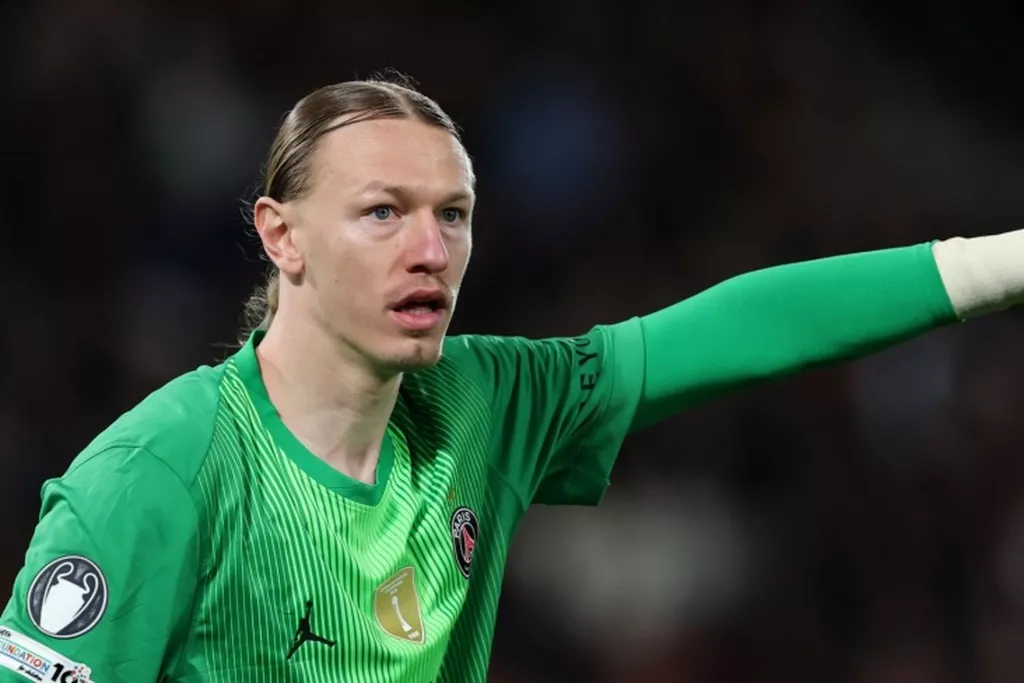 «ПСЖ» с Сафоновым обыграл «Ланс» и досрочно стал чемпионом Франции