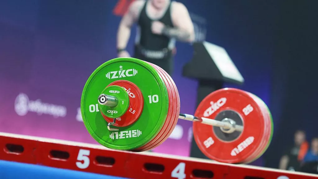 IWF разрешил российским тяжелоатлетам выступать со своим флагом и гимном