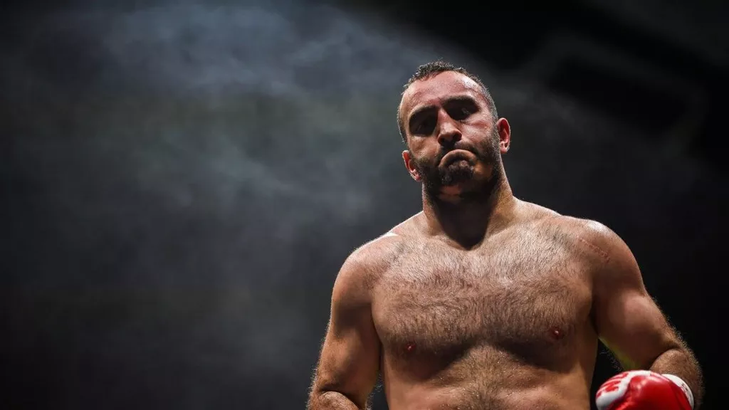 Российский боксёр Гассиев стал чемпионом мира WBA после отказа Усика от поясов