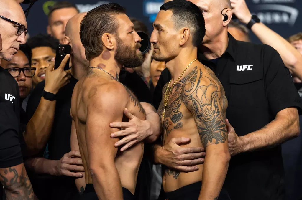Букмекеры определили фаворита в бою Конор Макгрегор — Макс Холлоуэй на UFC 329