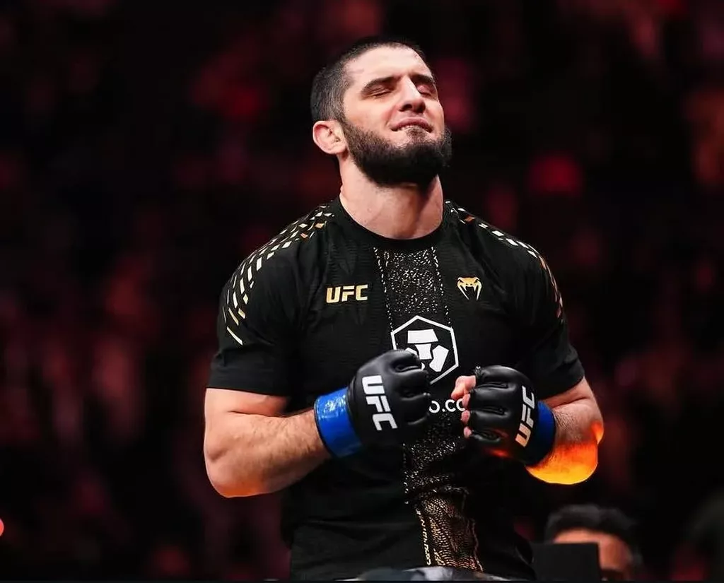 Махачев ответил на недовольство Двалишвили российским флагом в октагоне на UFC 330