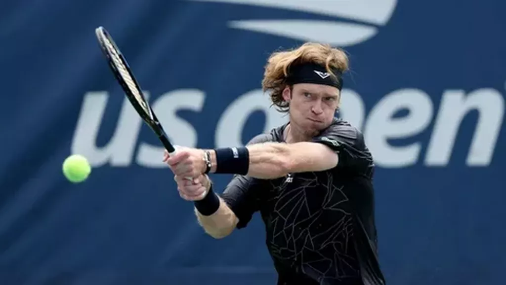 Андрей Рублёв вышел во второй круг US Open — 2026, уступая по ходу матча в два сета