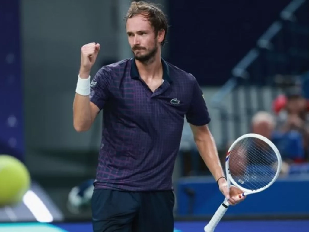 Медведев вышел в четвертьфинал турнира ATP-500 в Пекине